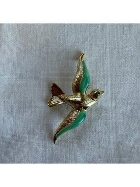 Vintage Swallow In Flight Gold Tone With Enamel Rhinestone Figural Brooch
